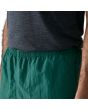 Hombre con bañador Patagonia Baggies Shorts 5in 95 Oval Logo Verde cintura elástica
