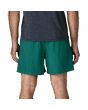 Hombre con bañador Patagonia Baggies Shorts 5in 95 Oval Logo Verde posterior