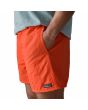 Hombre con Bañadaor Patagonia M's Baggies Shorts 5" Naranjas bolsillo lateral