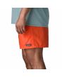 Hombre con Bañadaor Patagonia M's Baggies Shorts 5" Naranjas lateral