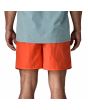 Hombre con Bañadaor Patagonia M's Baggies Shorts 5" Naranjas posterior