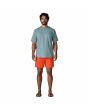 Hombre con Bañadaor Patagonia M's Baggies Shorts 5" Naranjas ajuste relajado