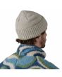 Hombre con Gorro de lana Patagonia Brodeo Beanie OG Legacy Label Gris Unisex posterior