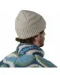 Hombre con Gorro de lana Patagonia Brodeo Beanie OG Legacy Label Gris Unisex posterior