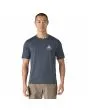 Hombre vistiendo camiseta Patagonia Capilene Cool Daily Graphic Chouinard Crest azul vista frontal
