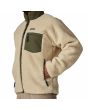Hombre con chaqueta de forro polar Patagonia Classic Retro X Beige y Verde bolsillo lateral