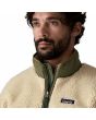 Hombre con chaqueta de forro polar Patagonia Classic Retro X Beige y Verde cuello