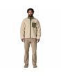 Hombre con chaqueta de forro polar Patagonia Classic Retro X Beige y Verde ajuste regular