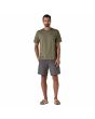 Hombre con camiseta Patagonia Home Water Trout Organic color verde River Rock Green regular fit