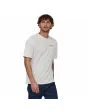 Hombre con con camiseta orgánica Patagonia blanca Home Water Trout logo en el pecho