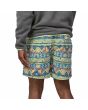 Hombre con Pantalón tipo bañador Patagonia Men's Baggies Shorts 5" High Hopes Geo Salamander Green Verde posterior