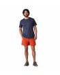 Hombre con Short tipo bañador Patagonia Baggies 5'' color naranja polinizador ajuste relajado