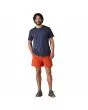 Hombre con Short tipo bañador Patagonia Baggies 5'' color naranja polinizador ajuste relajado