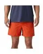 Hombre con Short tipo bañador Patagonia Baggies 5'' color naranja polinizador 