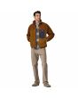 Hombre con chaqueta de forro polar Patagonia M's Classic Retro X color marrón bolsillos