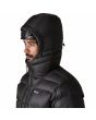 Hombre con Plumífero Patagonia Fitz Roy Down Hoody Negro capucha compatible con casco de alpinismo