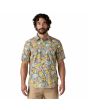 Hombre con camisa Patagonia Men's Go To Shirt Flourish Abundant Blue
