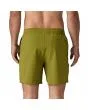 Hombre con bañador elástico Patagonia Hydropeak Volley 16'' color verde pasto posterior
