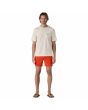 Hombre con boardshort Patagonia Hydropeak Volley Shorts 16in Naranja ajuste regular