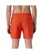 Hombre con boardshort Patagonia Hydropeak Volley Shorts 16in Naranja posterior