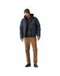 Hombre con Plumífero Patagonia Jackson Glacier Jacket Smolder Blue Azul Marino regular fit