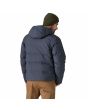 Hombre con Plumífero Patagonia Jackson Glacier Jacket Smolder Blue Azul Marino posterior