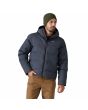 Hombre con Plumífero Patagonia Jackson Glacier Jacket Smolder Blue Azul Marino