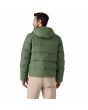Hombre con plumífero Patagonia Jackson Glacier Jacket Verde Pino posterior