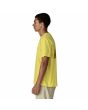 Hombre con camiseta Patagonia Water People Spotter Amarilla lateral