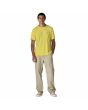Hombre con camiseta Patagonia Water People Spotter Amarilla ajuste regular