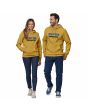 Mujer y hombre con sudadera de capucha Patagonia P-6 logo Uprisal Hoody amarilla frontal