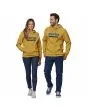 Mujer y hombre con sudadera de capucha Patagonia P-6 logo Uprisal Hoody amarilla frontal