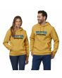 Mujer y hombre con sudadera de capucha Patagonia P-6 logo Uprisal Hoody amarilla 