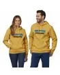 Mujer y hombre con sudadera de capucha Patagonia P-6 logo Uprisal Hoody amarilla 