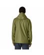 Hombre con chaqueta impermeable plegable Patagonia Torrentshell Verde Alcaparra posterior