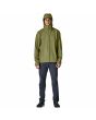 Hombre con chaqueta impermeable plegable Patagonia Torrentshell Verde Alcaparra regular fit