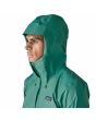 Hombre con chubasquero plegable Patagonia Torrentshell 3L Rain Jacket Gem Green capucha con visera laminada