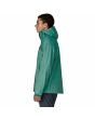 Hombre con chubasquero plegable Patagonia Torrentshell 3L Rain Jacket Gem Green lateral