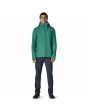 Hombre con chubasquero plegable Patagonia Torrentshell 3L Rain Jacket Gem Green regular fit