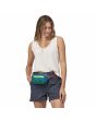 Mujer con Riñonera Patagonia Ultralight Black Hole Mini Hip Pack 1L Patchwork Subtidal Blue Unisex