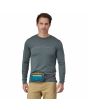 Hombre con Riñonera Patagonia Ultralight Black Hole Mini Hip Pack 1L Turquesa y Morada Unisex