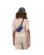 Mujer con Riñonera Patagonia Ultralight Black Hole Mini Hip Pack 1L Patchwork Belay Blue Unisex bandolera espalda