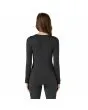 Mujer con Camiseta Patagonia Capilene Thermal Weight Negra posterior