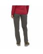 Mujer con Pantalón de senderismo Patagonia Women's Quandary Regular gris posterior