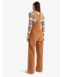 Mujer con Peto de pana Roxy Trailblazer Overall Camel posterior