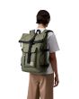 Hombre con mochila impermeable Carhartt WIP Philis Backpack Leaf Unisex