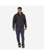 Hombre con chaqueta acolchada plegable Patagonia M's Down Sweater negra frontal