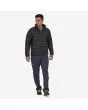 Hombre con chaqueta acolchada plegable Patagonia M's Down Sweater negra frontal