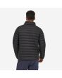 Hombre con chaqueta acolchada plegable Patagonia M's Down Sweater negra posterior
