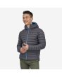 Hombre con chaqueta acolchada plegable con capucha Patagonia M's Down Sweater Hoody Gris